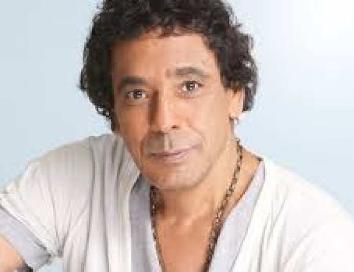 نقل الفنان محمد منير إلى المستشفى بعد تعرضه لوعكة صحية